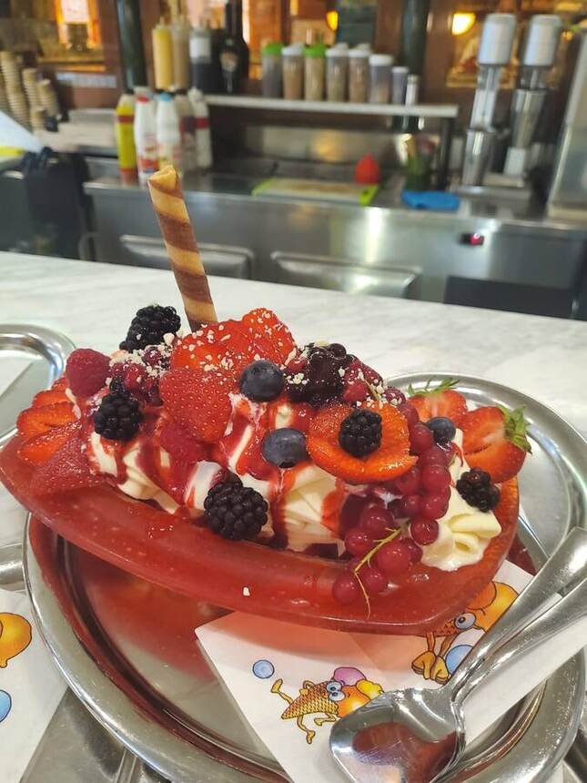 Eisbecher aus dem Eiscafé Venedig, Weingarten