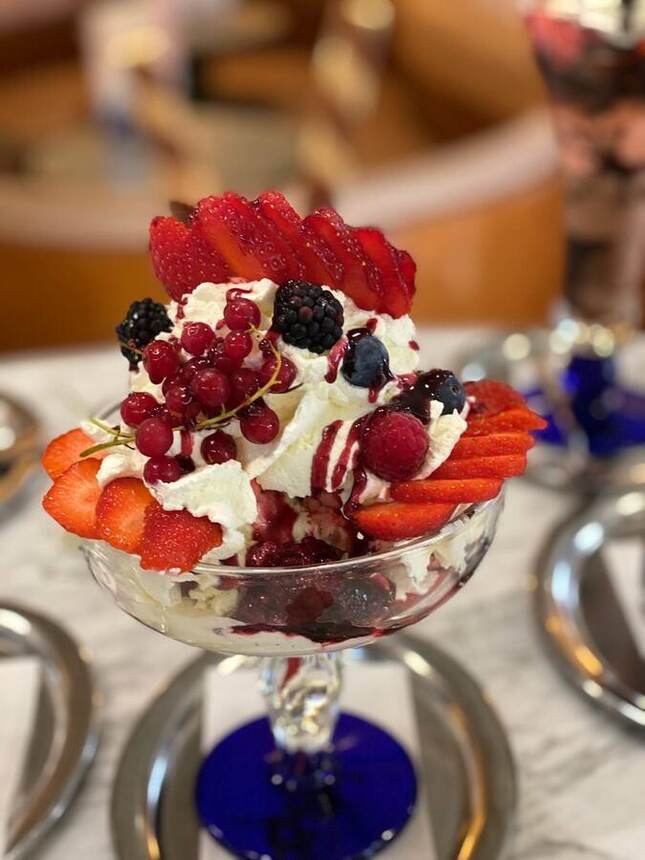 Eisbecher aus dem Eiscafé Venedig, Weingarten