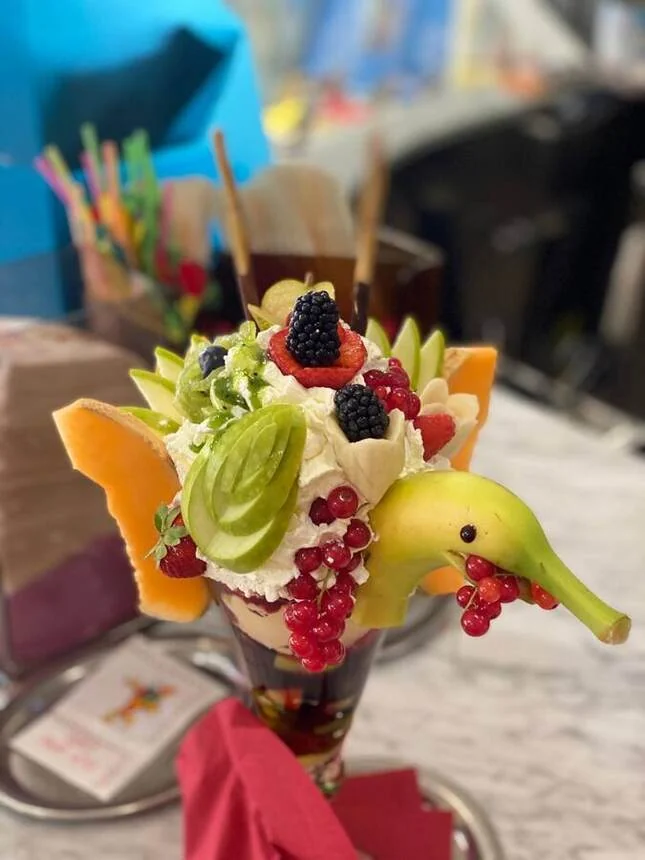Eisbecher mit geschnitzten Früchten im Eiscafé Venedig