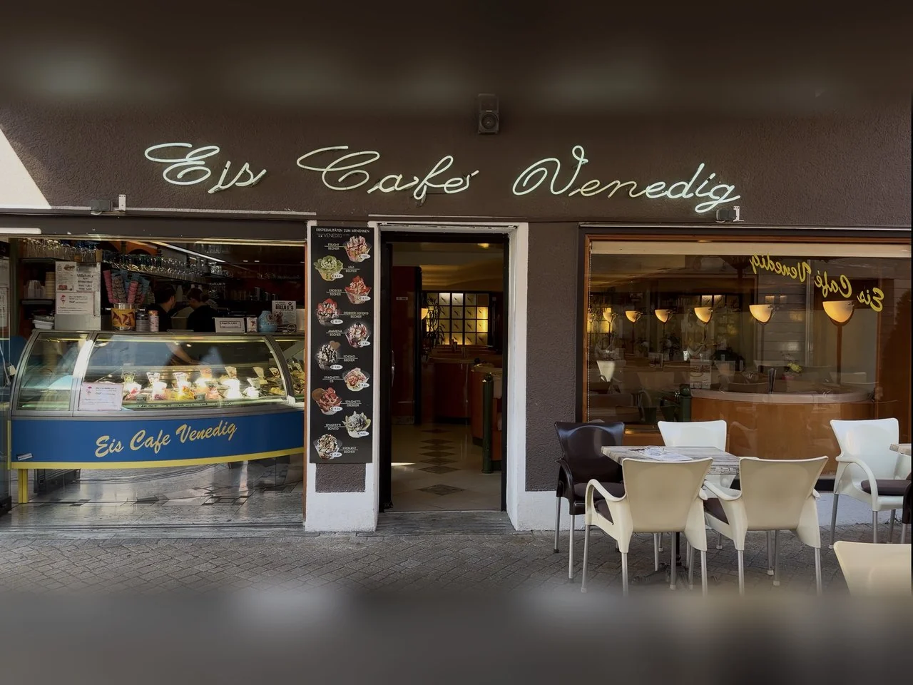 Die Eistheke im Eiscafé Venedig